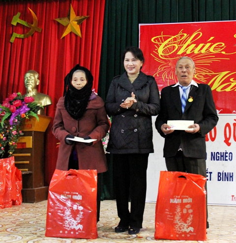 ថ្នាក់ដឹកនាំបក្ស រដ្ឋ ជូនពរបុណ្យតេតនិងជូនអំណោយគ្រួសារគោលនយោបាយ ជនក្រីក្រ